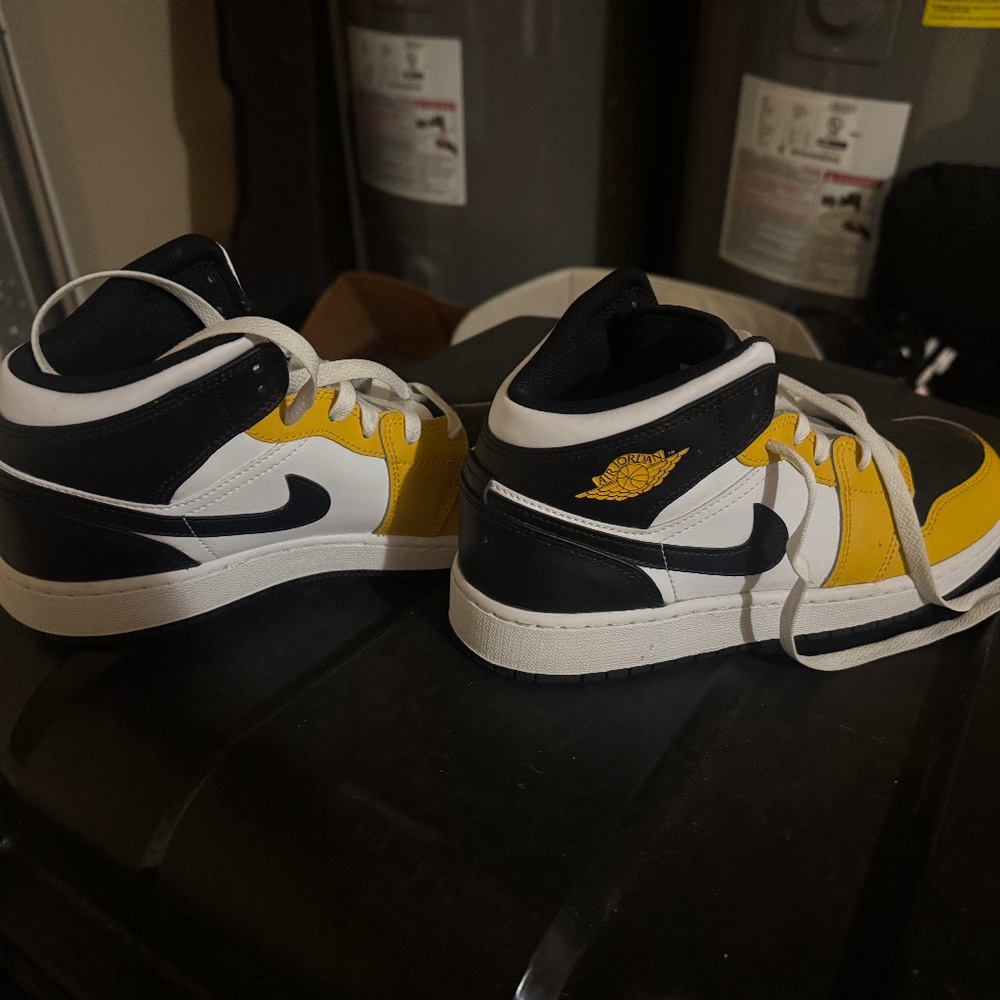 Jordan 1 Mid Ochre